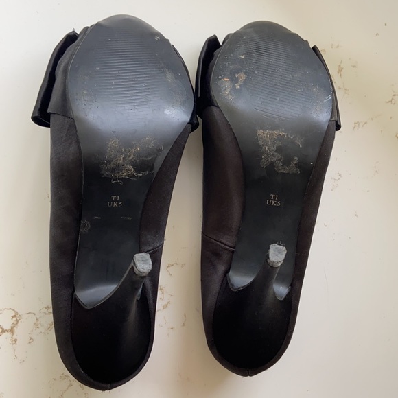 Black Heels Bow Detail - Picture 4 of 5
